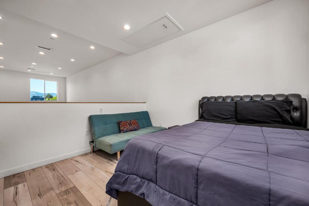 Koreatown 1 Bedroom Loft with 2 Beds Free Parking Wifi